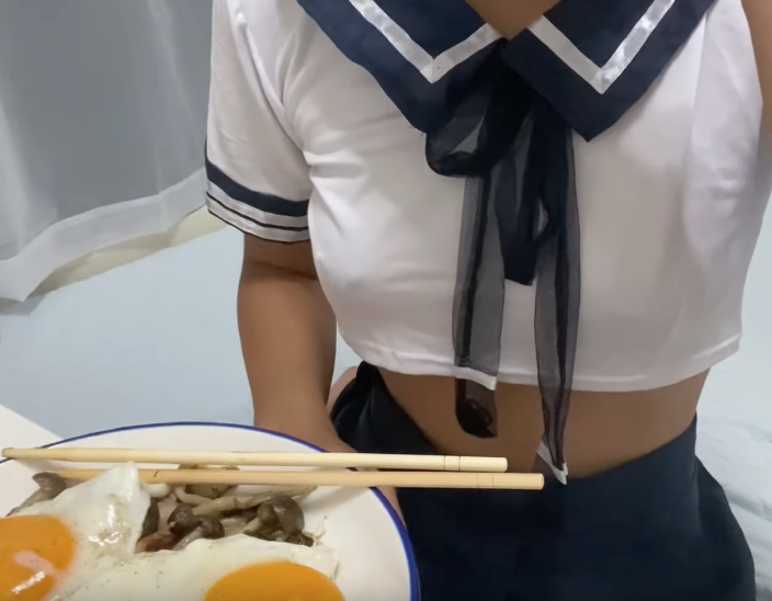 ノーブラセーラー服でご飯を食べるyoutuber