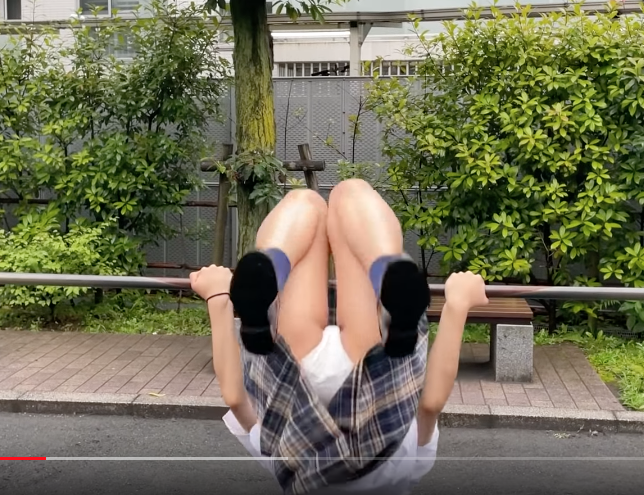 パンチラ連発！制服で逆上がりするとこうなる