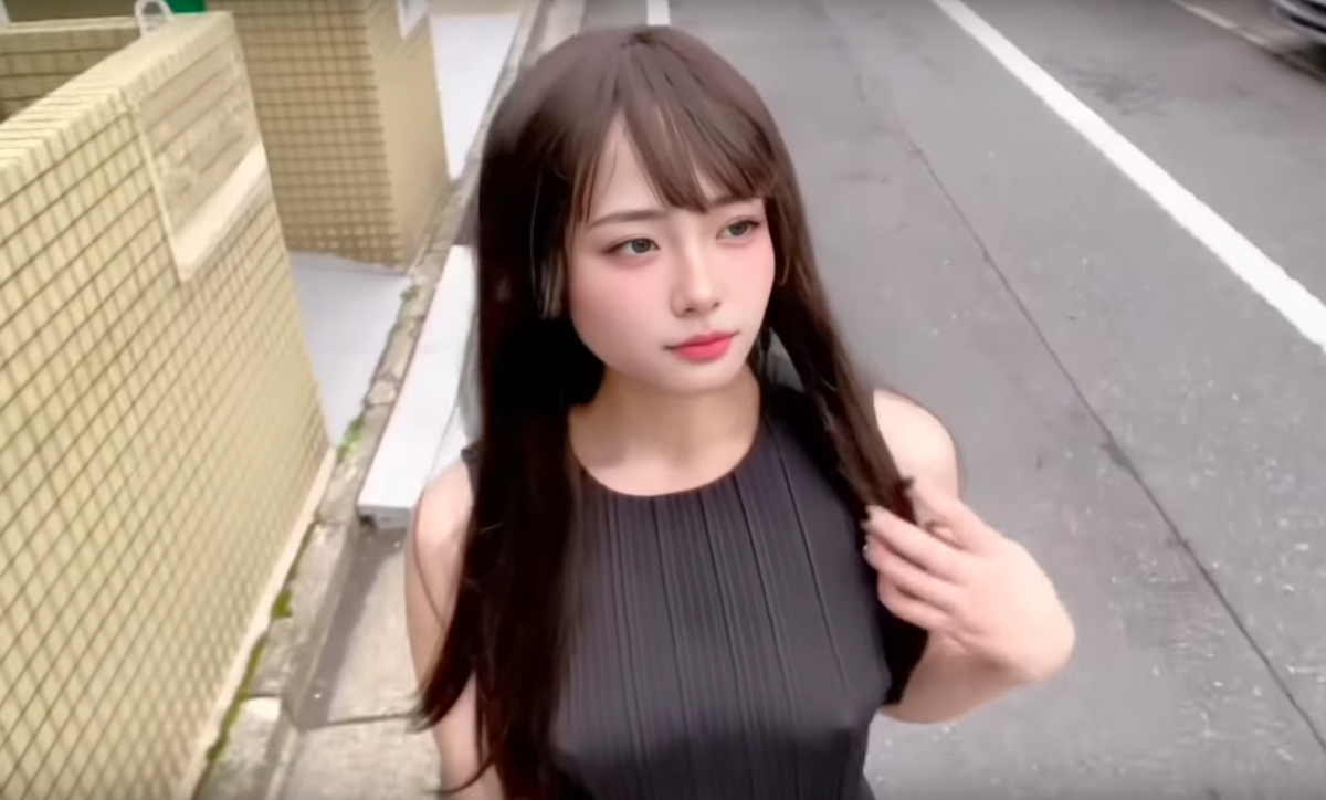 ノーブラ散歩ユーチューバーが近所を歩く！パンツ丸見えのぱんちら女子youtuber