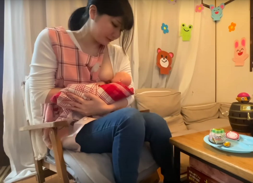 授乳系ユーチューバー出現！これはニッチ！人形の赤ちゃんにおっぱいをあげるママ役の動画です